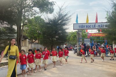 Trẻ mẫu giáo 5 tuổi tham quan trường Tiểu Học Bình Thuận